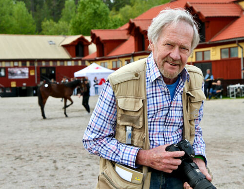 Claes på stallbacken med kameran
